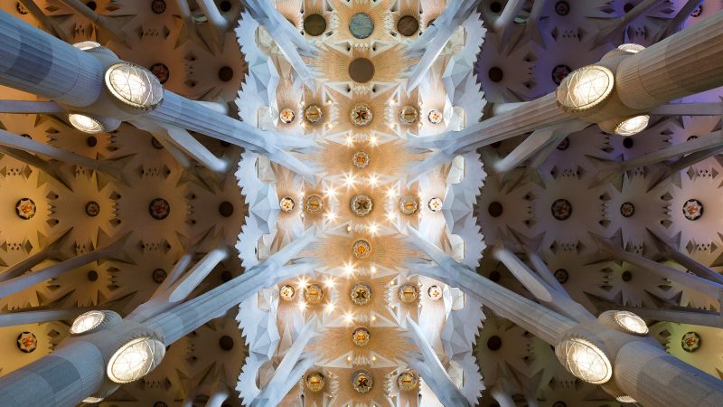 2048px-Barcelona_-_Sagrada_Familia_-_Ceiling_-_2016